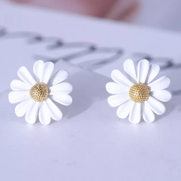 🌼 kate spade Daisy Stud Earrings - Picture 5 of 7